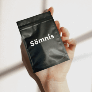 Muntejp från Sömis - en hand som håller i en svart påse med vit logga